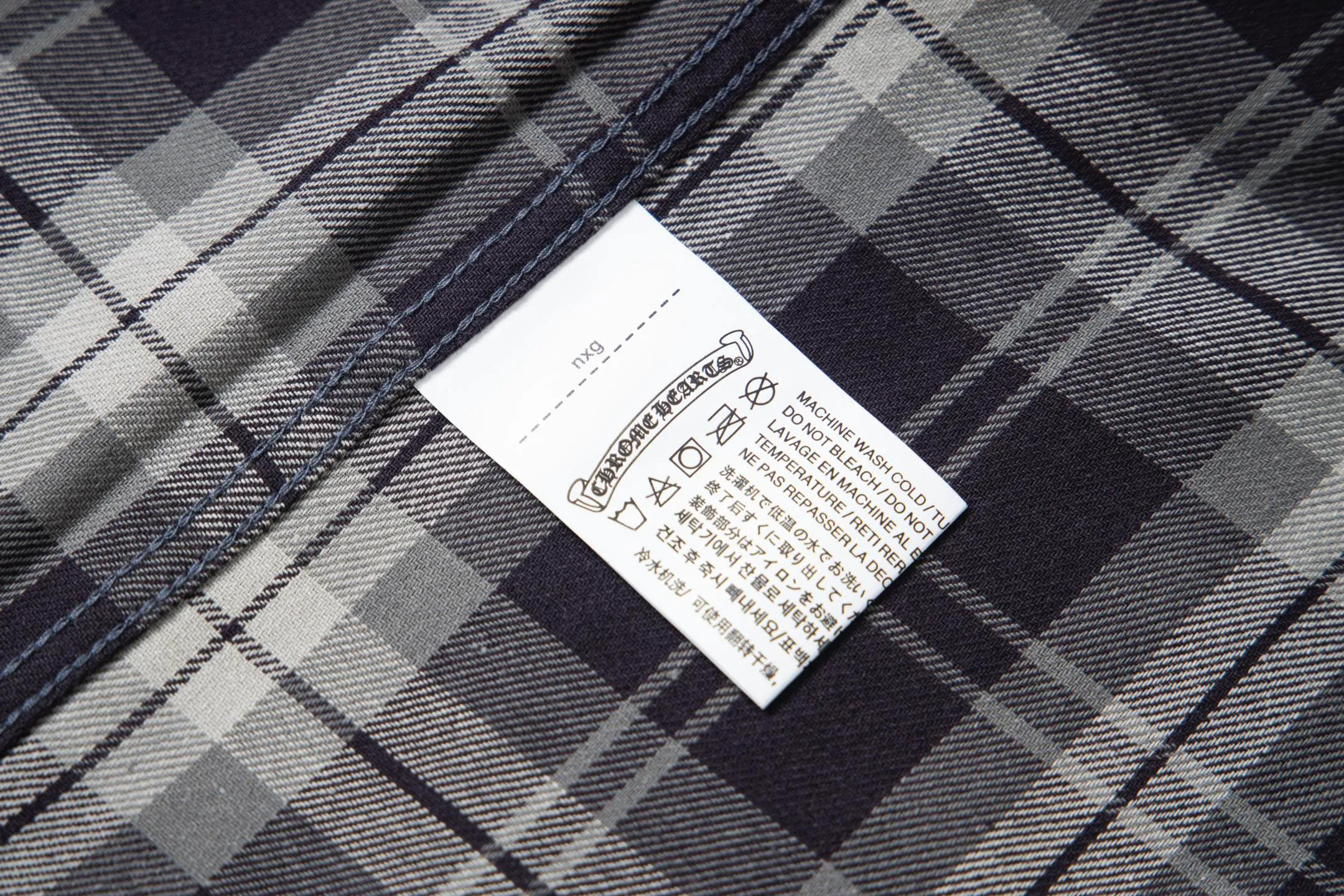 🅿️260 New: Style number: B130 Chrome Hearts classic cashew flower cross all-over printed jacquard long-sleeved casual shirt 1️⃣Customized original jacquard fabric, high-quality pure cotton jacquard plaid fabric, soft and comfortable to the touch, a very high-quality fabric! 2️⃣The details of the workmanship are perfectly controlled. The lining is made of vest hemming, and the cuffs are made of double cross leather labels. It is different from the ordinary version. The collar is also designed with interlining, which shows high-end fashion and personality. The style is fashionable, simple and elegant, and it is a very versatile jacket! 4⃣️Complete accessories, all customized with original versions! Same style for men and women Color: cashew black Size: S, M, L, XL